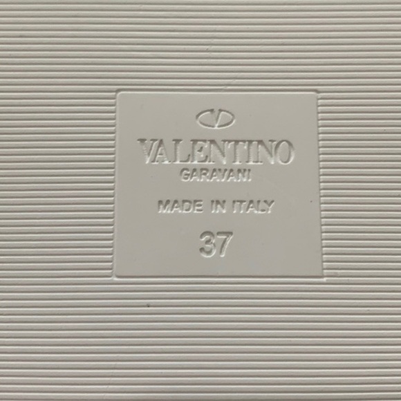 VALENTINO pink leather slides quilted vamp punctuated by iconic studs in white - Picture 9 of 11